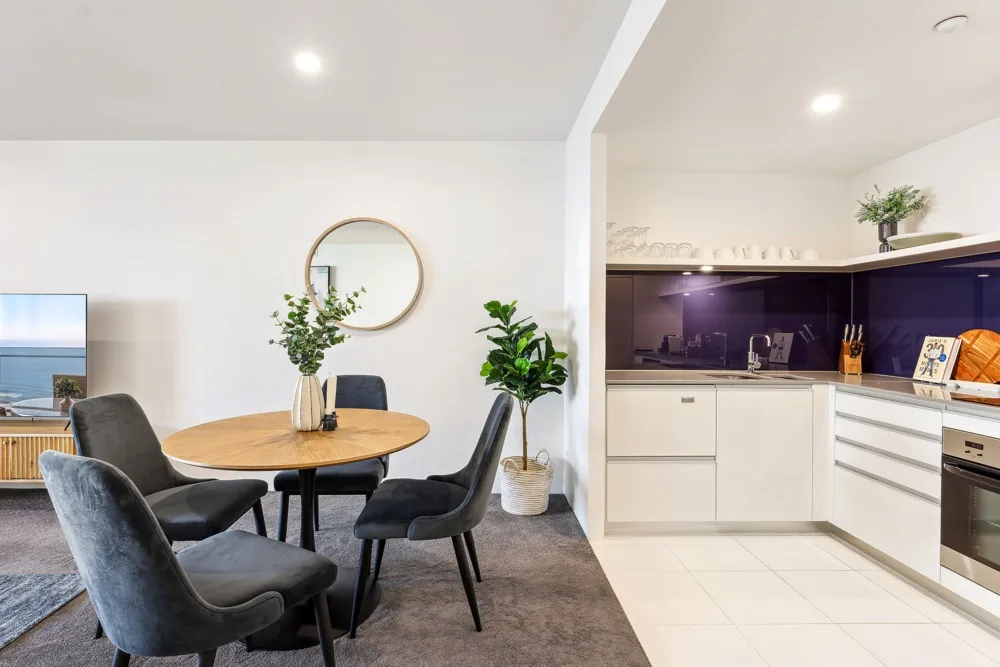 Circle on Cavill Luxe 2-Bed with Views & Pool