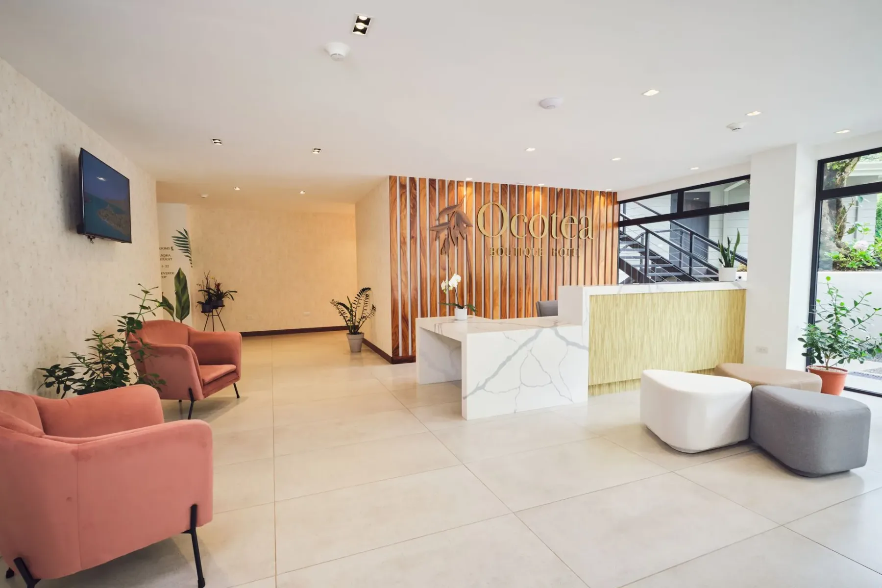 Espacio representativo del hotel: Vestíbulo de hotel con mostrador de recepción y asientos.