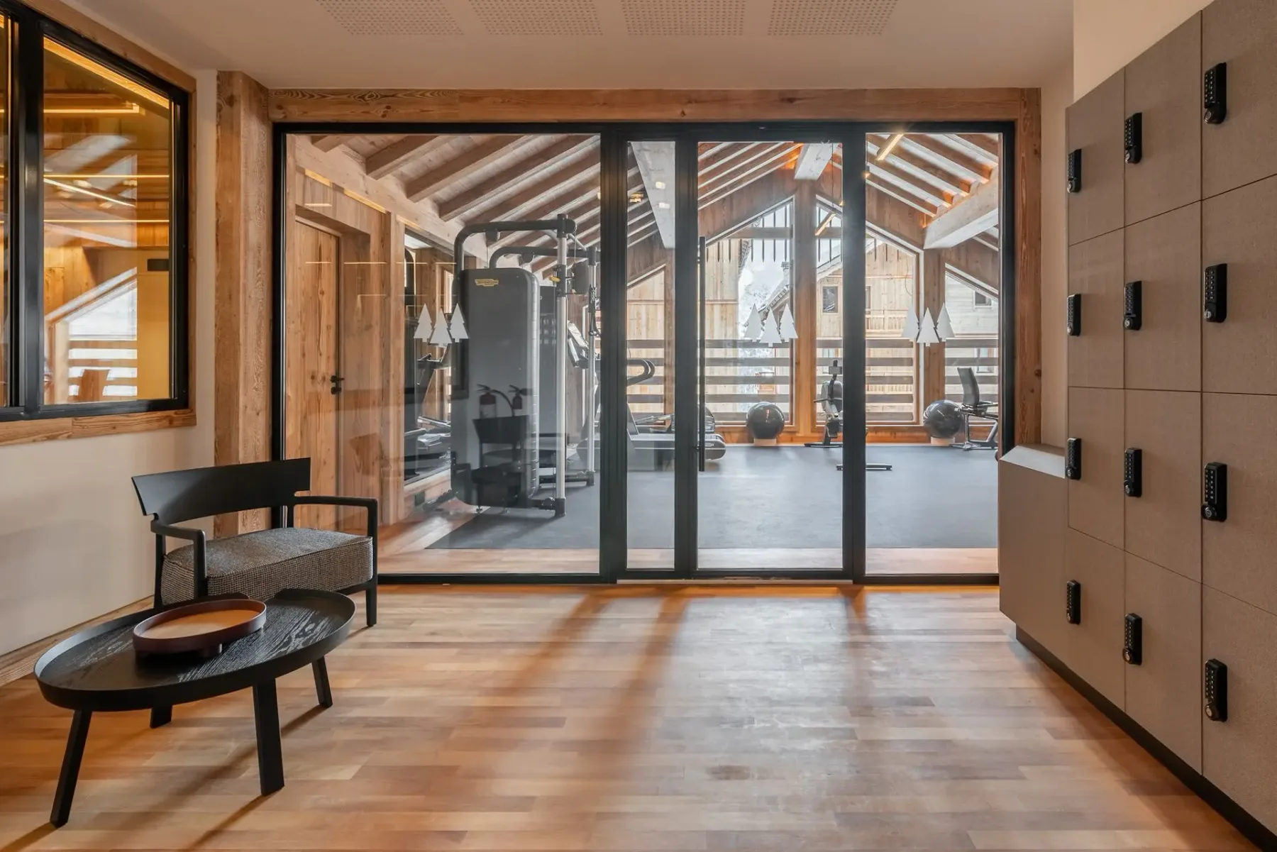 Zona común: Sala interior con asientos y puertas de vidrio que dan a un patio luminoso.