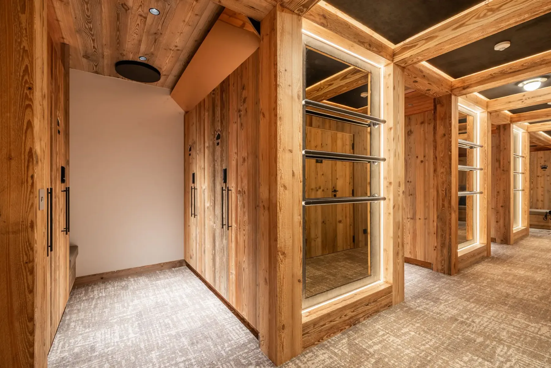 Zona común: Zona para cambiarse revestida de madera, con casilleros y una pared con espejo.