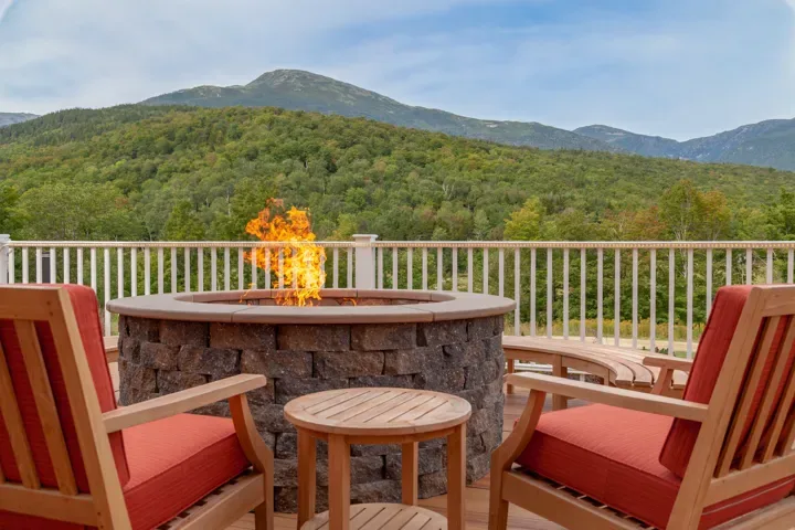Espacio representativo del hotel: Zona de estar al aire libre con fogón y vistas a las montañas.