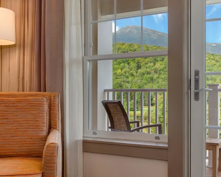 Espacio representativo del hotel: Una zona de estar junto a grandes ventanas ofrece vistas de colinas verdes.