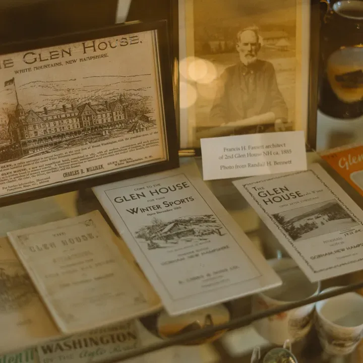Espacio representativo del hotel: Una exposición histórica muestra documentos enmarcados y material impreso.