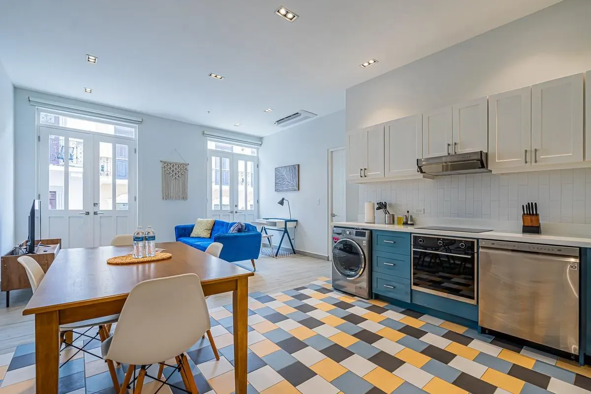 Airy 1BR in Casco Antiguo w/ Balcony