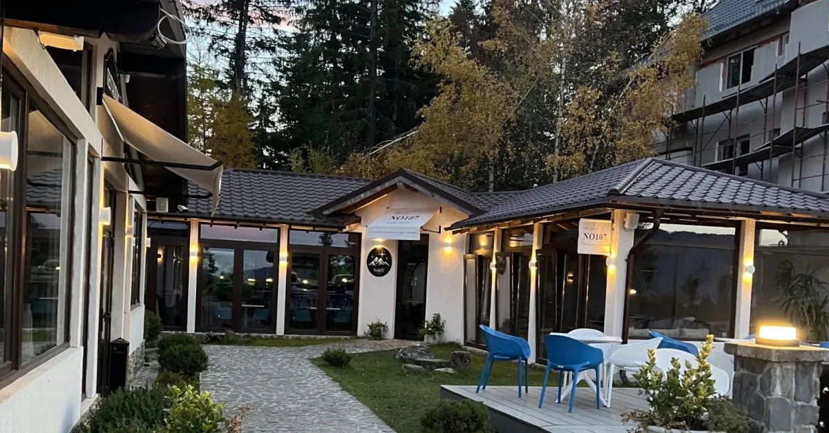 Espacio representativo del hotel: Un patio de hotel con asientos al aire libre y un camino pavimentado.