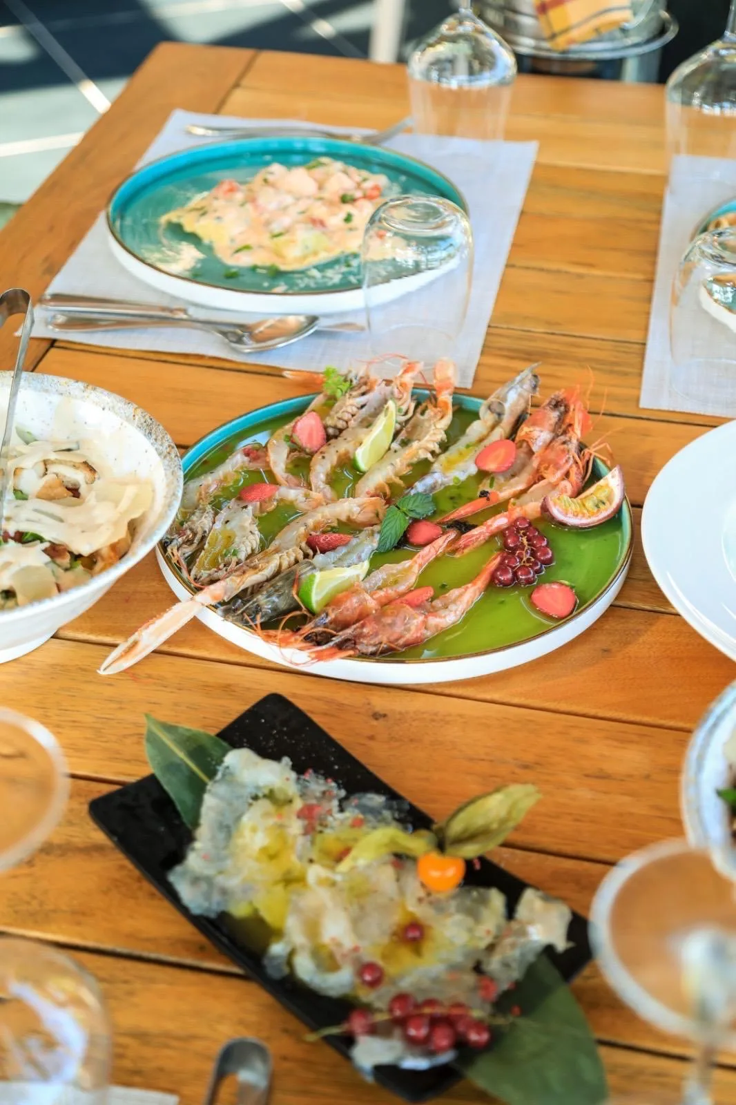 Espacio representativo del hotel: Una mesa presenta varios platos de mariscos, incluido un plato de crustáceos.