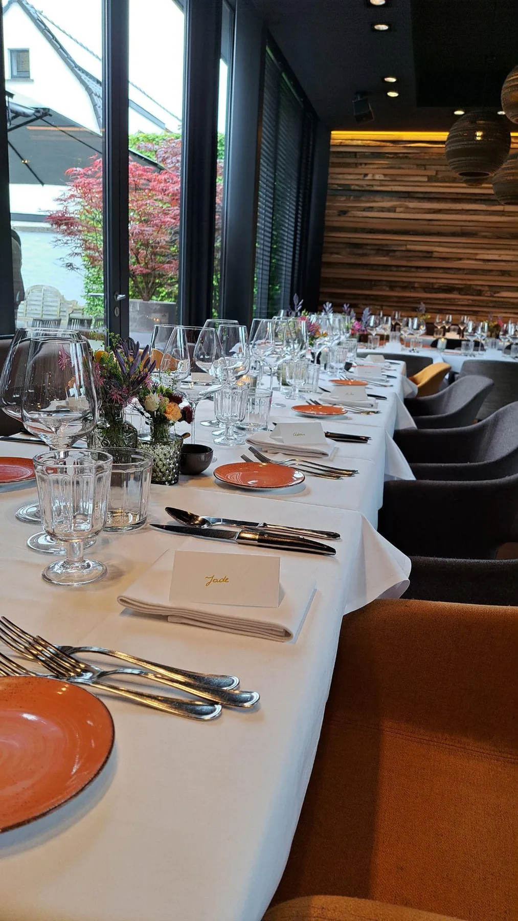 Espacio representativo del hotel: Un comedor con una mesa larga puesta con platos, copas y flores.