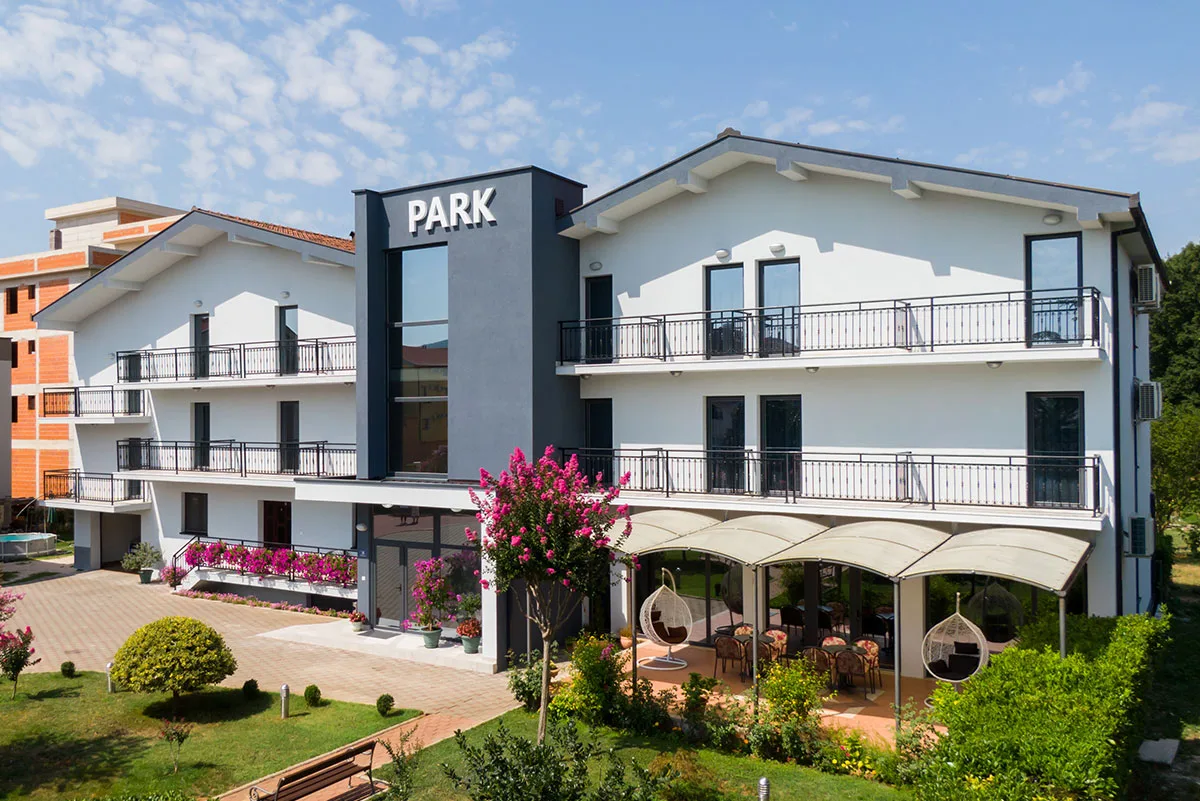 Espacio representativo del hotel: Un hotel moderno con balcones, jardín y asientos al aire libre.