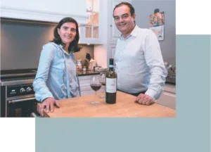 Espacio representativo del hotel: Una cocina con dos personas de pie detrás de una encimera.