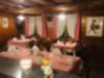 Espacio representativo del hotel: Un comedor con mesas preparadas bajo luces decorativas en el techo.