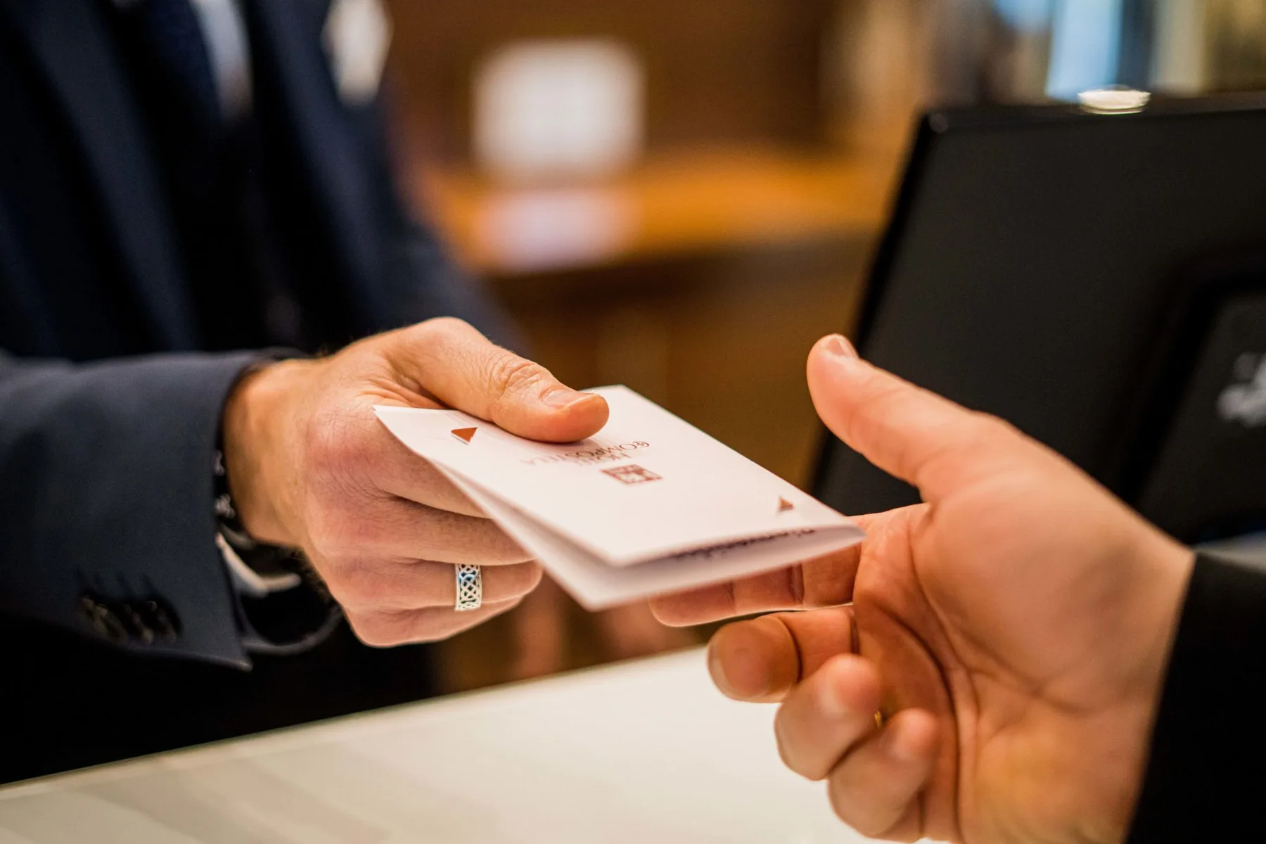Espacio representativo del hotel: Un huésped recibe una tarjeta de acceso en el mostrador de recepción de un hotel.