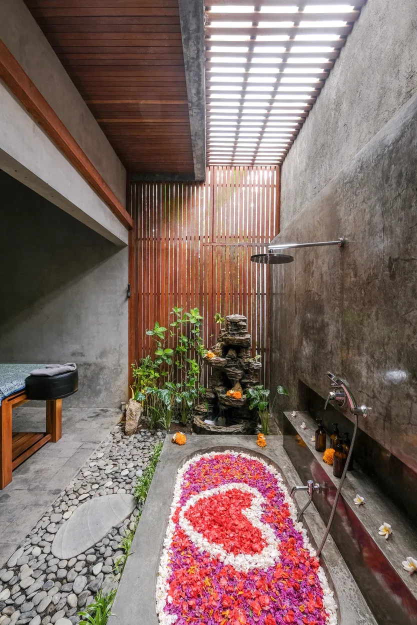 Espacio representativo del hotel: Un espacio de baño al aire libre presenta un colorido arreglo floral en el agua.