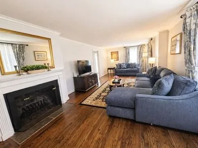 Espacio representativo del hotel: Una sala de estar con asientos, una chimenea y un televisor.