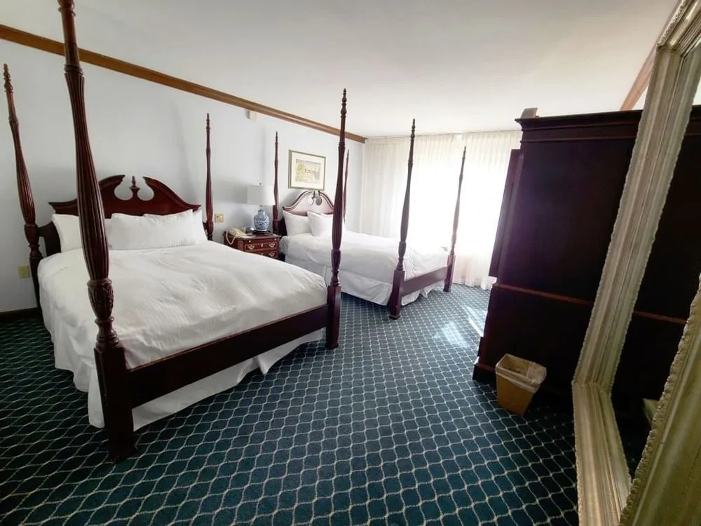 Espacio representativo del hotel: Dormitorio con dos camas, una mesita de noche y un armario grande.