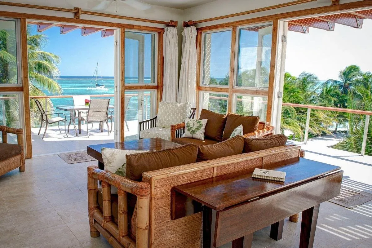 Espacio representativo del hotel: Una luminosa sala de estar da a un balcón con vistas al mar.