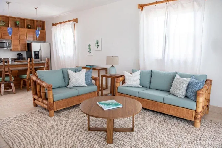 Espacio representativo del hotel: Una sala de estar con asientos alrededor de una mesa de centro redonda.
