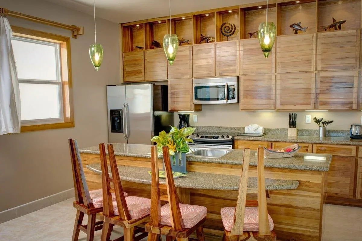Espacio representativo del hotel: Cocina y comedor con gabinetes de madera y una encimera larga.
