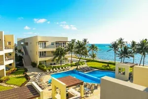 Espacio representativo del hotel: Vista aérea de un complejo hotelero costero con una piscina junto al mar.