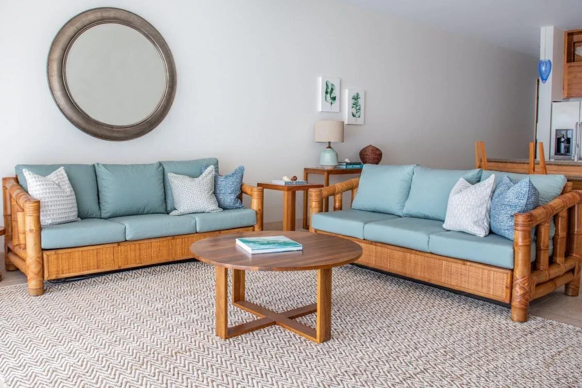 Espacio representativo del hotel: Una sala de estar con dos áreas para sentarse y una mesa de centro redonda.
