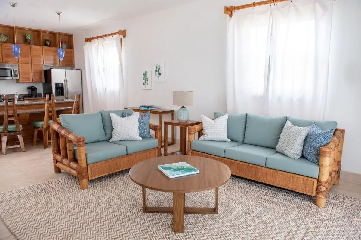 Espacio representativo del hotel: Una sala de estar con asientos dispuestos alrededor de una mesa de centro redonda.