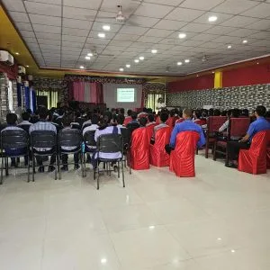 Espacio representativo del hotel: Una sala de conferencias con filas de sillas frente a una pantalla de presentación.
