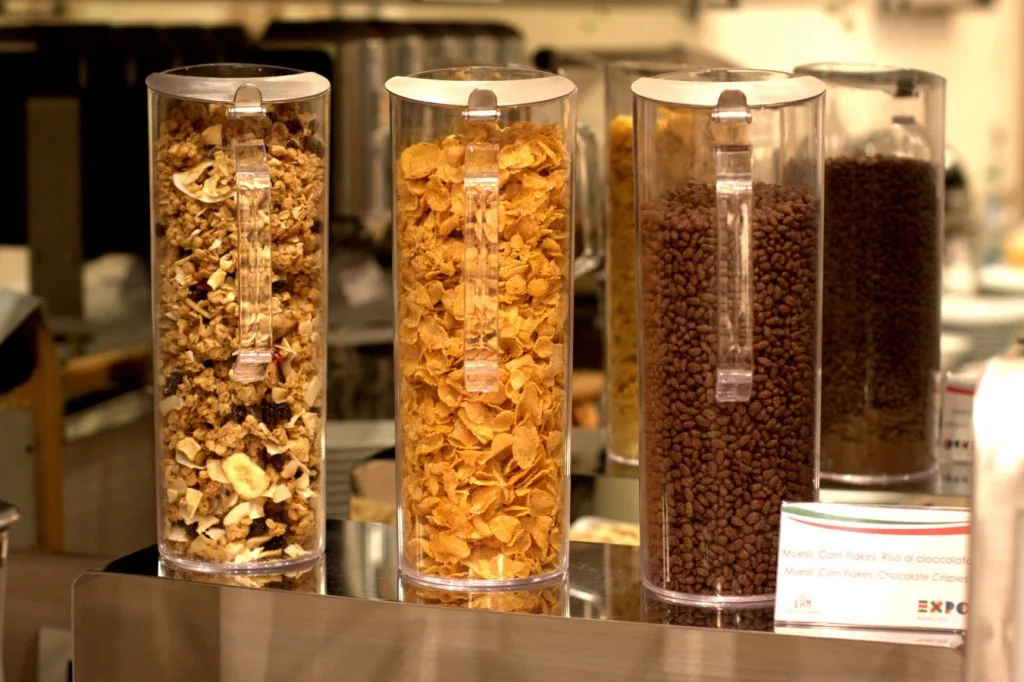 Espacio representativo del hotel: Cereal y granola para el desayuno se exhiben en dispensadores transparentes.