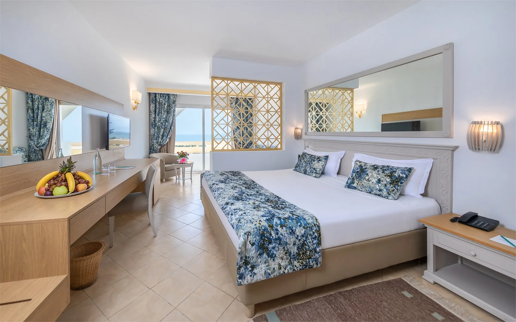 Espacio representativo del hotel: Un dormitorio luminoso con una cama amplia y un escritorio junto a la ventana.