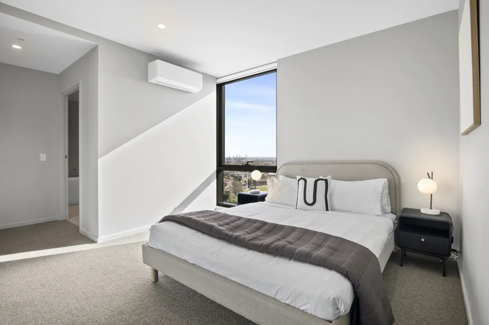 Skyline 3-Bed Apartment Near South Melbourne