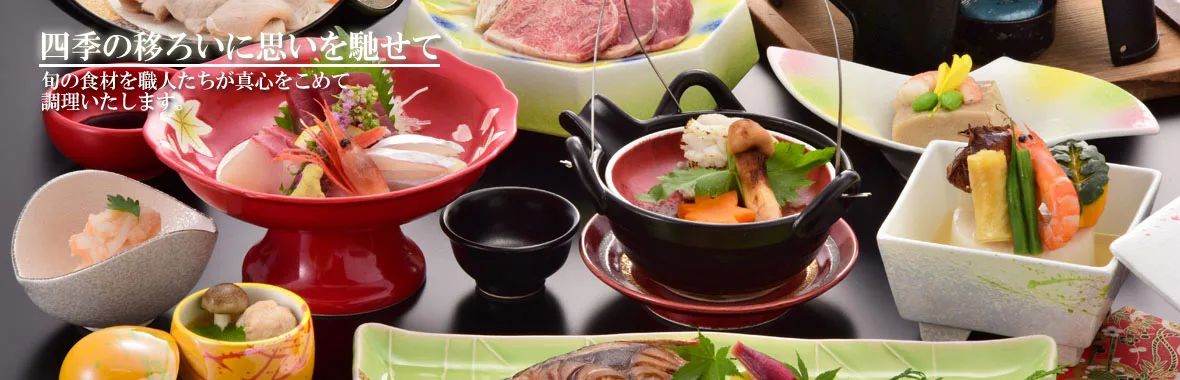Espacio representativo del hotel: Una comida japonesa se presenta en varios platos coloridos sobre una mesa.