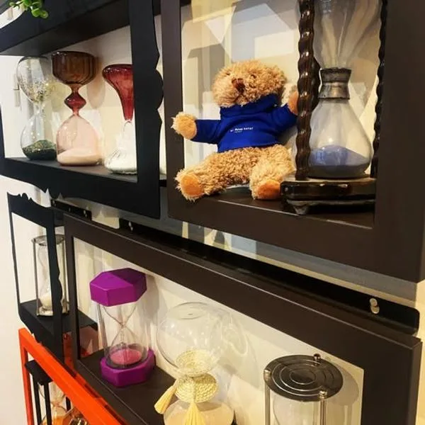 Representative hotel space: Display shelves hold hourglasses, glass vessels, and a teddy bear.