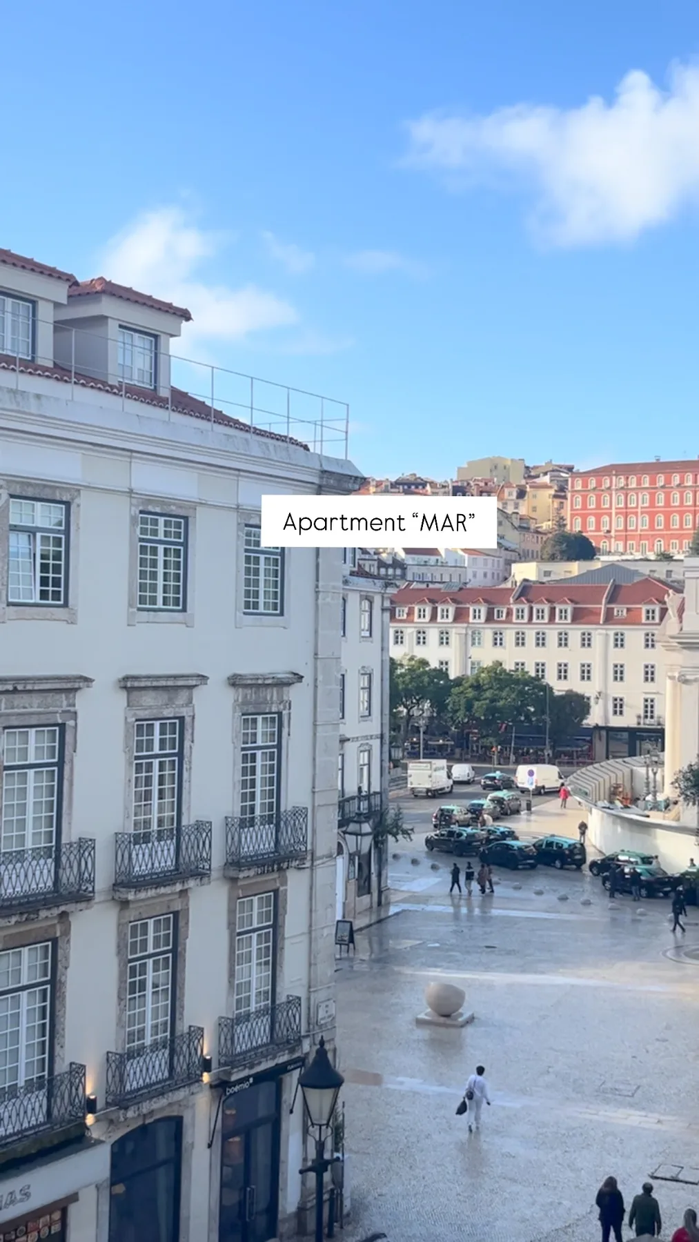 Espacio representativo del hotel: Una plaza urbana rodeada de edificios históricos y algunos peatones.