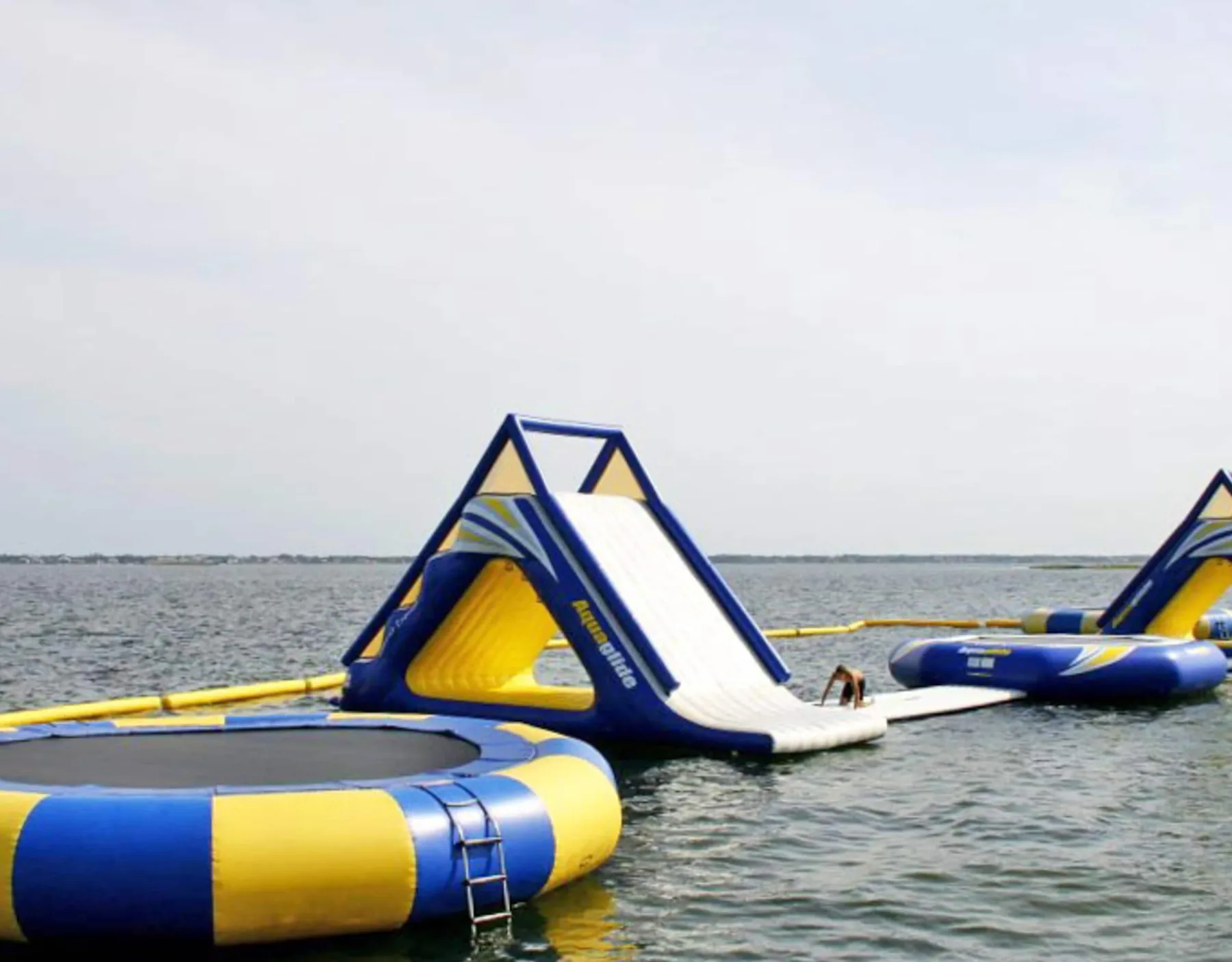 Zona común: Estructuras inflables de juego flotan mar adentro sobre el agua.