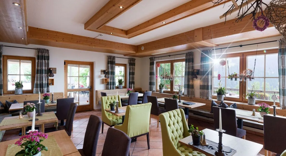 Espacio representativo del hotel: Un comedor con mesas, sillas y ventanas amplias.