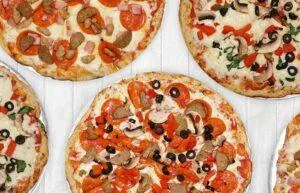 Espacio representativo del hotel: Varias pizzas están dispuestas juntas sobre una superficie clara.
