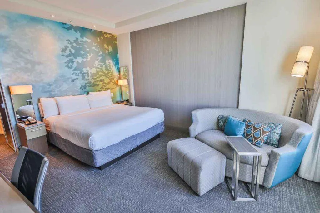 Espacio representativo del hotel: Un dormitorio de hotel con una cama y una zona de estar.