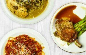 Espacio representativo del hotel: Una mesa muestra platos de pasta y otros alimentos preparados.