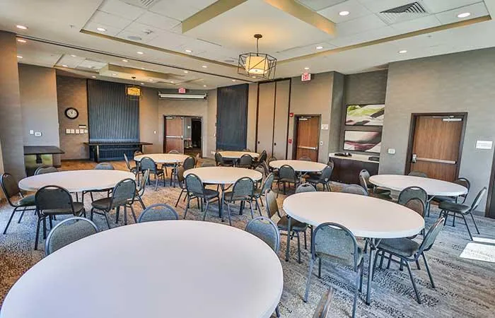 Espacio representativo del hotel: Una sala de reuniones está dispuesta con mesas redondas y asientos.