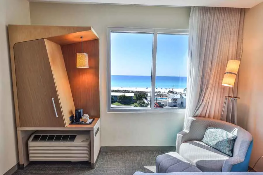 Espacio representativo del hotel: Una zona de estar de hotel da a una ventana con vistas al mar.