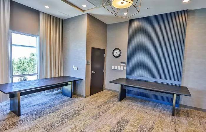 Espacio representativo del hotel: Interior moderno con dos mesas largas y una ventana grande.