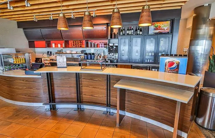 Espacio representativo del hotel: Una barra de cafetería con vitrinas y refrigeradores de bebidas.
