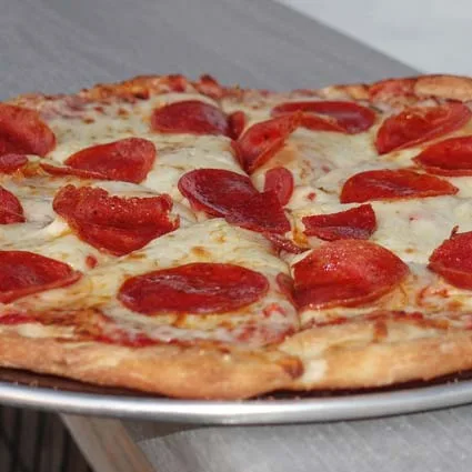 Espacio representativo del hotel: Una pizza de pepperoni está sobre una bandeja metálica.