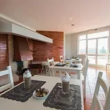 Espacio representativo del hotel: Una cocina y comedor luminosos tienen una barra junto a ventanas amplias.