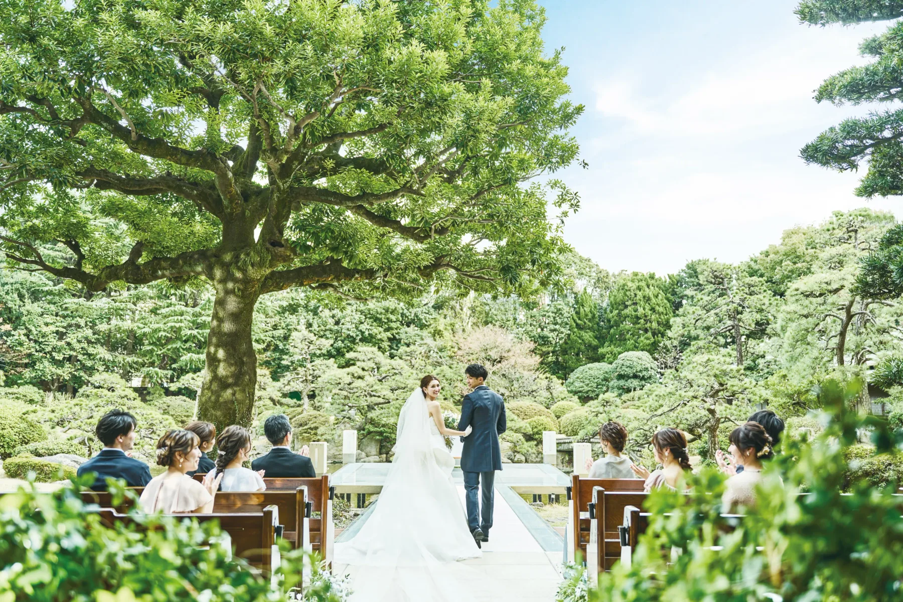 Espacio representativo del hotel: Una ceremonia de boda se celebra al aire libre bajo un gran árbol.