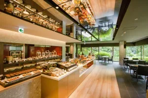 Espacio representativo del hotel: Un mostrador de bufé con comida exhibida da a un comedor.
