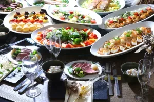 Espacio representativo del hotel: Una mesa de bufé muestra diversos platos preparados, ensaladas y postres.