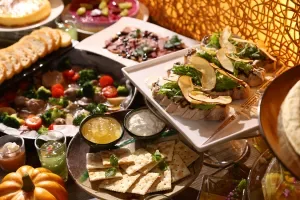 Espacio representativo del hotel: Un bufé presenta platos preparados, ensaladas y pequeños aperitivos.