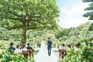 Espacio representativo del hotel: Una ceremonia de boda se celebra en un jardín bajo un gran árbol.