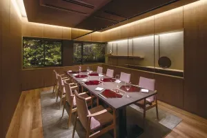 Espacio representativo del hotel: Un comedor con una mesa larga puesta y rodeada de sillas.