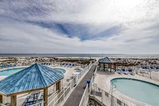 Zona común: Una zona de piscinas al aire libre da al mar y la playa.