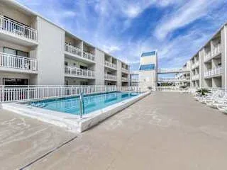 Zona común: Una piscina en un patio entre edificios de apartamentos.